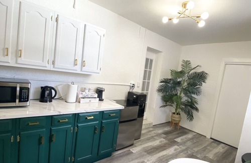 Spring Hill House | Cheerful 1 bedroom guest suite with pool and yard