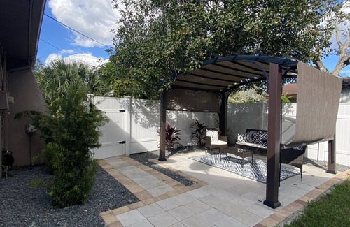 Spring Hill House | Cheerful 1 bedroom guest suite with pool and yard