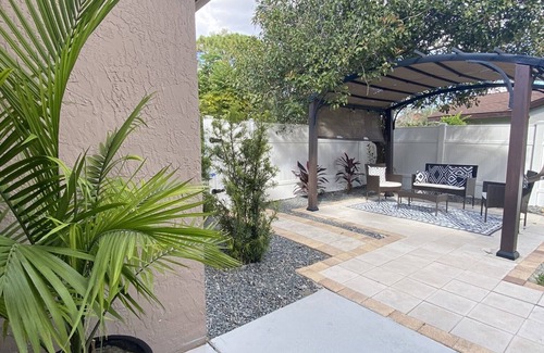 Spring Hill House | Cheerful 1 bedroom guest suite with pool and yard