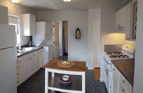 South Kingstown House | Cheerful 2 Bedroom Cottage