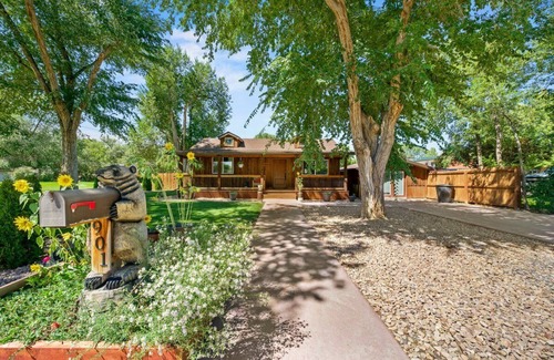 Montrose Cabin | Cheerful 2 bedroom cabin close to the hospitaln