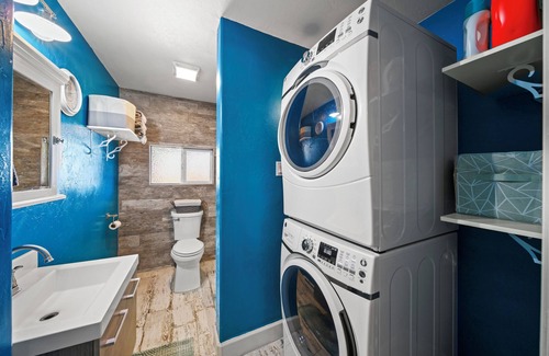 Montrose Cabin | Cheerful 2 bedroom cabin close to the hospitaln