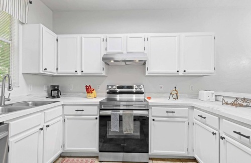 Gainesville House | Cheerful 2 BR Townhome: Pool & Central Location!