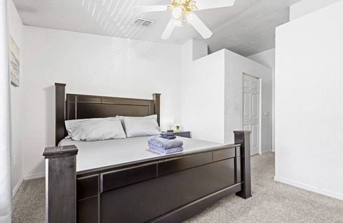 Gainesville House | Cheerful 2 BR Townhome: Pool & Central Location!