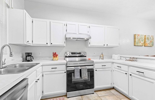Gainesville House | Cheerful 2 BR Townhome: Pool & Central Location!