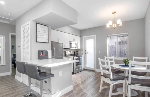 Poinsettia Heights House | Cheerful 3 BDR Unit by Beach, Mall, and Downtown