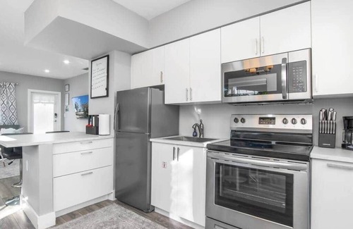 Poinsettia Heights House | Cheerful 3 BDR Unit by Beach, Mall, and Downtown
