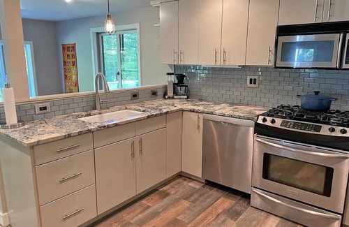 Warren House | Cheerful 3 bed/2.5 bath home w/hot tub - sleeps 9
