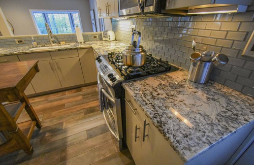 Warren House | Cheerful 3 bed/2.5 bath home w/hot tub - sleeps 9