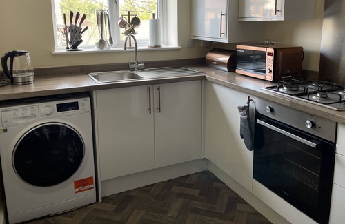 North Shore House | Cheerful 3 Bed Town-House with Hot Tub