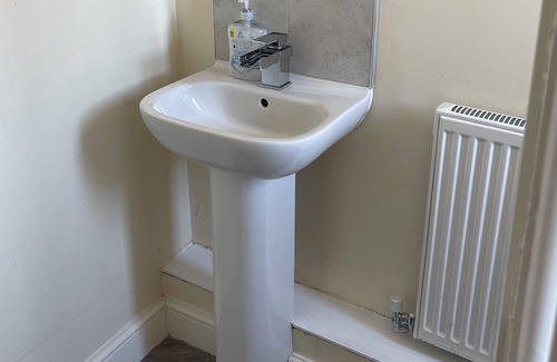 North Shore House | Cheerful 3 Bed Town-House with Hot Tub
