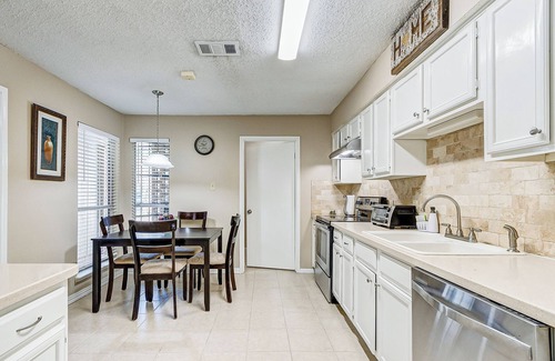 Northeast Houston House | Cheerful 3-bedroom home with indoor fireplace