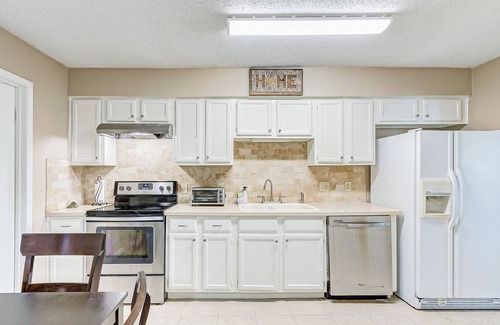 Northeast Houston House | Cheerful 3-bedroom home with indoor fireplace