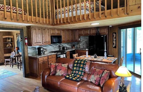 Ellijay Cabin | Cheerful 3 bedroom relaxing riverfront cabin with outdoor jacuzzi and Tv