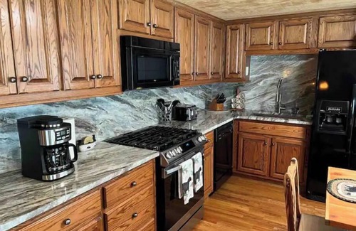 Ellijay Cabin | Cheerful 3 bedroom relaxing riverfront cabin with outdoor jacuzzi and Tv