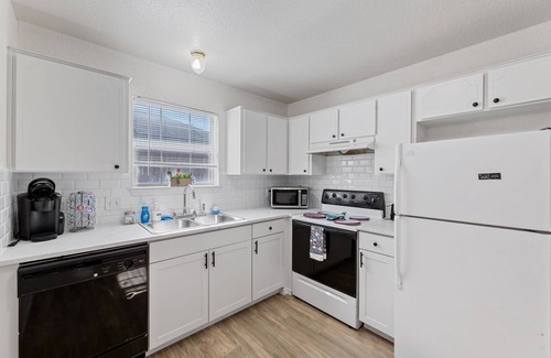 Killeen House | Cheerful 3-bedroom with fenced backyard.