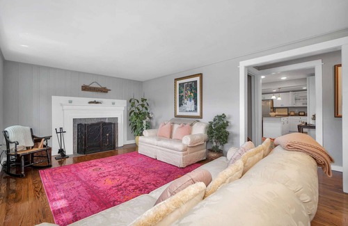 Waterford House | Cheerful 3bd Cape yards from river/beach access