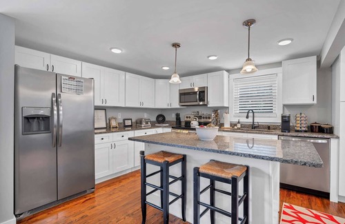Waterford House | Cheerful 3bd Cape yards from river/beach access