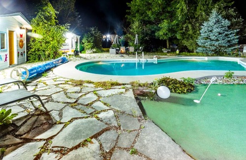 Wasaga Beach House | Cheerful 4-bedroom Cottage with Outdoor Pool , short drive to Wasaga Beach