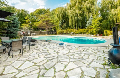 Wasaga Beach House | Cheerful 4-bedroom Cottage with Outdoor Pool , short drive to Wasaga Beach
