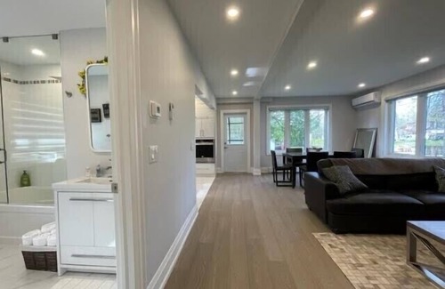 Innisfil Cottage | Cheerful 4 Bedroom Cottage w/free Parking & WiFi, on Lake Simcoe