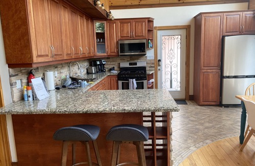 Tiny Cottage | Cheerful 4 bedroom cottage retreat, close to beach