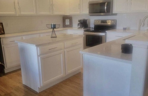Aurora House | Cheerful 5 Bedroom Home with Free Parking
