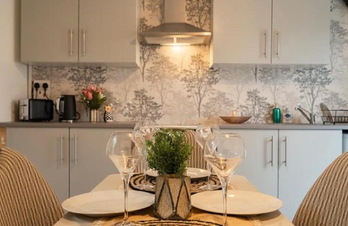 Castle Bromwich Apartment | Cheerful 5 Bedroom House - Sleeps 10 at Waveney Croft