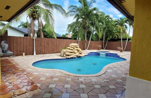 Country Walk House | Cheerful 5 bedroom Pool Home