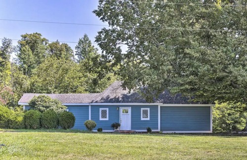 Boyd Tavern House | Cheerful and Bright Cottage with Pond View