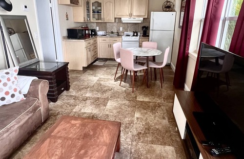 Morningside Cottage | Cheerful and charming cottage with free parking
