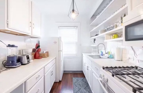 Cleveland Apartment | Cheerful Apt|10min Downtown|5min Zoo|10min Airport