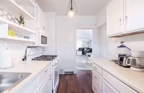 Cleveland Apartment | Cheerful Apt|10min Downtown|5min Zoo|10min Airport