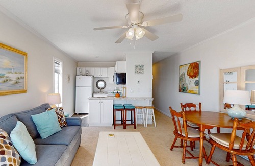 Sneads Ferry Condo | Cheerful beachfront condo with balcony, tennis court, & W/D - snowbird-friendly