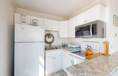 Sneads Ferry Condo | Cheerful beachfront condo with balcony, tennis court, & W/D - snowbird-friendly