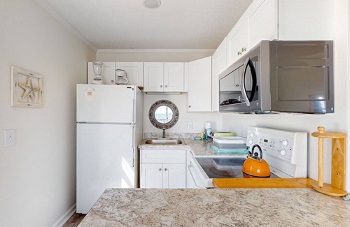Sneads Ferry Condo | Cheerful beachfront condo with balcony, tennis court, & W/D - snowbird-friendly