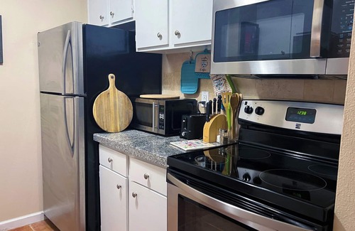 El Lago Condo | Cheerful Calming Condo near Clear Lake, NASA, Kemah, League City, and Pasadena.