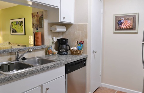 El Lago Condo | Cheerful Calming Condo near Clear Lake, NASA, Kemah, League City, and Pasadena.
