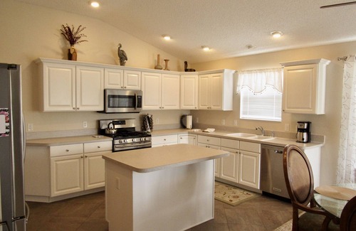 Sabal Chase Villa | Cheerful, Courtyard Villa Close to Lake Sumter Landing, Walk to Pool, Yamaha GC