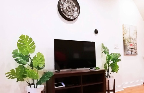 Downtown Baltimore House | Cheerful Entire Townhouse JHH Bayview sleeps 10+