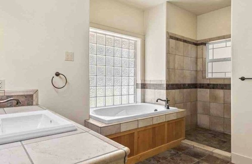 Ashland Other | Cheerful farmhouse villa on 11 acres