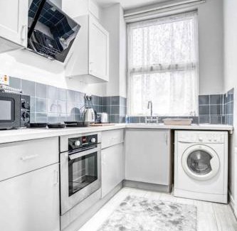 Moseley Apartment | Cheerful Flat In Moseley With Free Parking