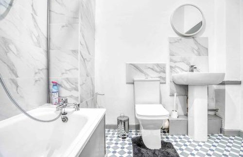 Moseley Apartment | Cheerful Flat In Moseley With Free Parking