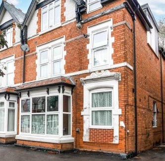 Moseley Apartment | Cheerful Flat In Moseley With Free Parking