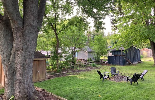 South Huron Cottage | Cheerful Grand Bend cottage steps to the beach!