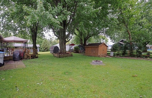 South Huron Cottage | Cheerful Grand Bend cottage steps to the beach!