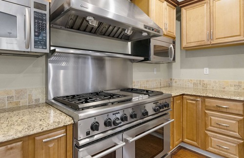 Estates at Canyon Crest House | Cheerful home easy access to Hwy 60 & 91 UCR