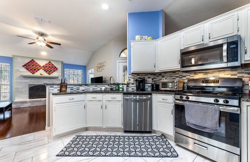 South Arlington House | Cheerful Home w/Huge Private Fenced Yard, 6 Smart TVs, Games, & Big Rooms