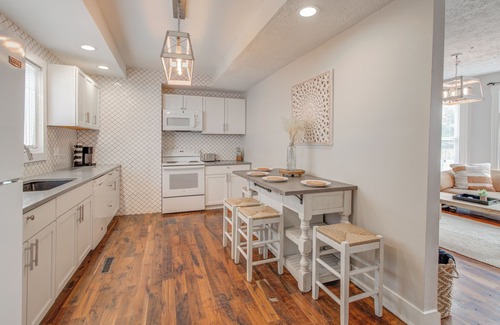 Benson House | Cheery 3BR w 2 King Beds, Outdoor Dining, Fire Pit, Quiet, Fenced Yard, Central