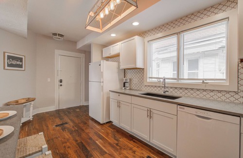 Benson House | Cheery 3BR w 2 King Beds, Outdoor Dining, Fire Pit, Quiet, Fenced Yard, Central